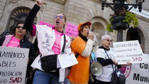 Diverses associacions de cuidadores es manifesten a Barcelona per denunciar la seva precarietat laboral