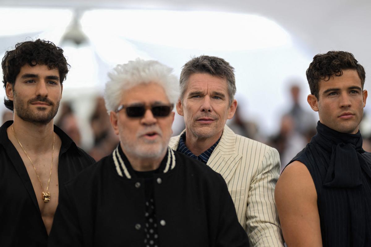 Pedro Almodóvar aterriza en Cannes. El cineasta estrena en Cannes el mediometraje ‘Extraña forma de vida’, con Ethan Hawke y Pedro Pascal, un wéstern protagonizado por dos gais que subvierte el género