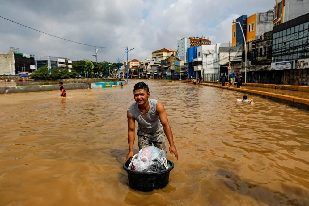 Al menos 16 muertos por las inundaciones en Indonesia