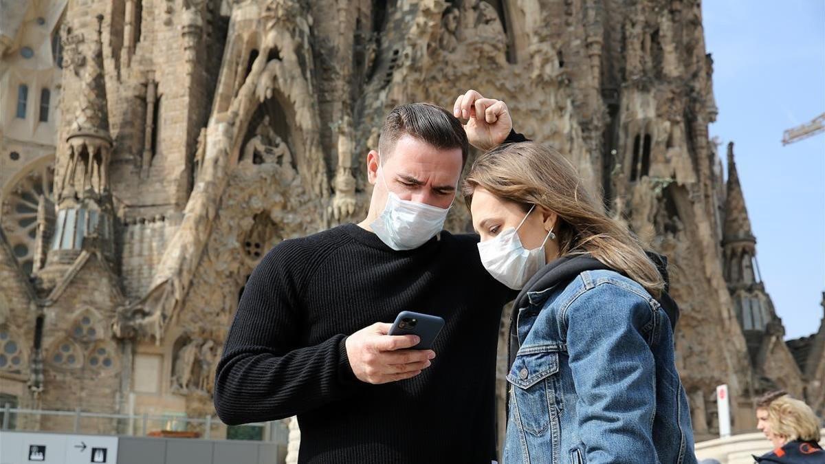 Turistas con mascarilla en la Sagrada Familia