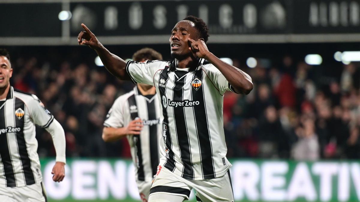 Ousmane Camara celebra un gol en el SkyFi Castalia.