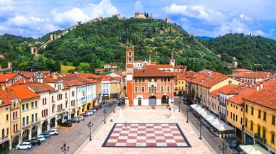 Un ajedrez gigante en medio de la plaza. Así es Marostica, la ciudad italiana del jaque mate