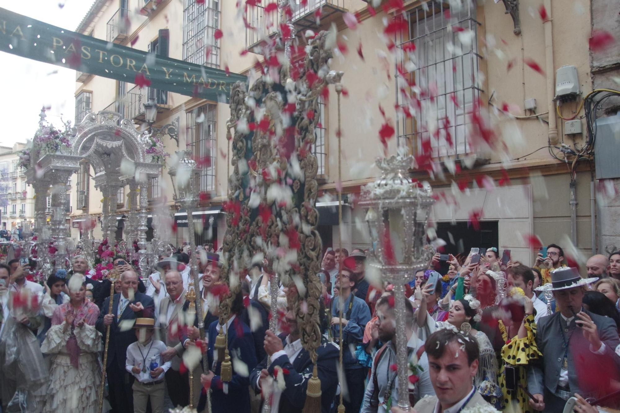 La lluvia condiciona la procesión de salida de la Hermandad del Rocío de La Caleta