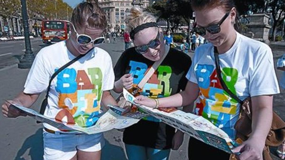 Turistas ataviadas con camisetas de recuerdo de Barcelona, el martes.