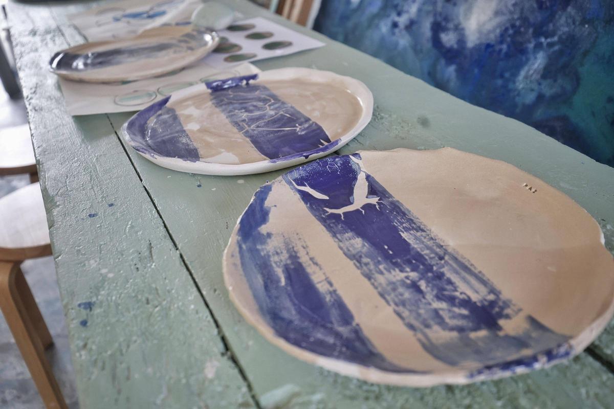 Dos de los platos pintados al inhalar y exhalar