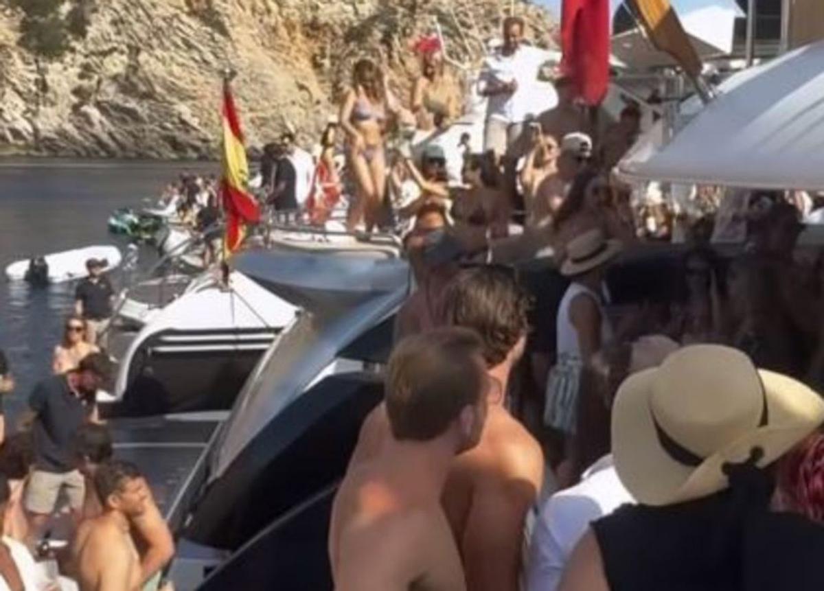 'Boat party' multitudinaria en es Jondal para un evento promocional
