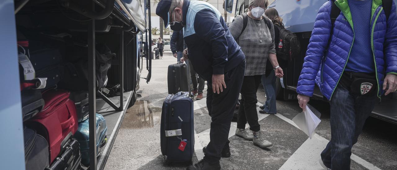 Turistas alemanes recién llegados a Mallorca suben al autobús en el aeropuerto de Palma