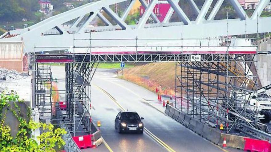 Obras del enlace en la «Y» de Bimenes, a la altura de El Entrego.