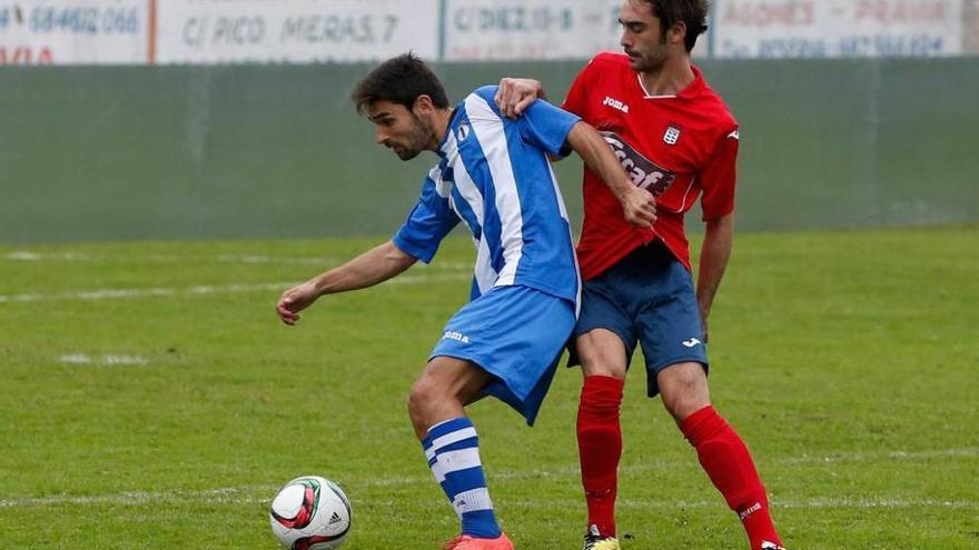 Jorge Rodríguez protege el balón ante la oposición de Efrén.
