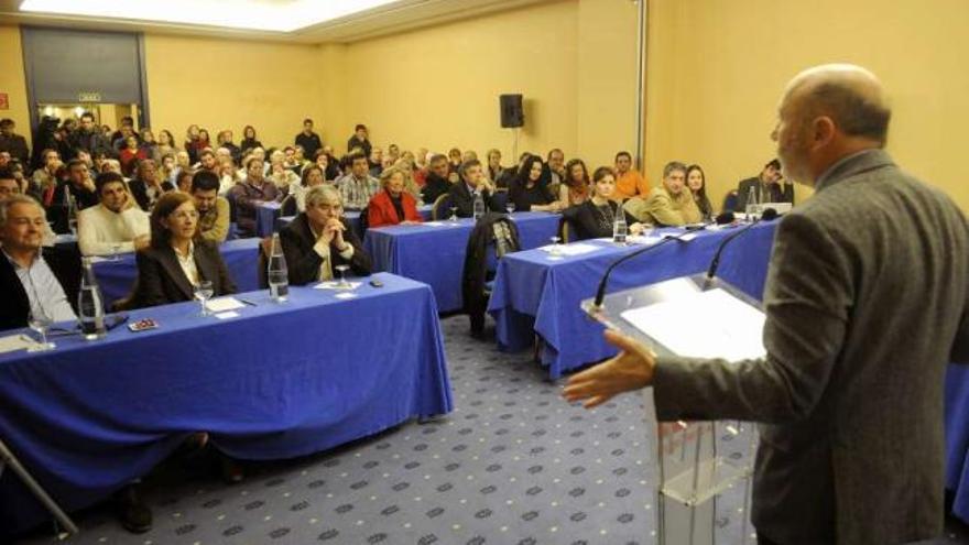 El alcalde, a la derecha, ayer, durante un encuentro con la directiva y los afiliados del PSOE. / juan varela