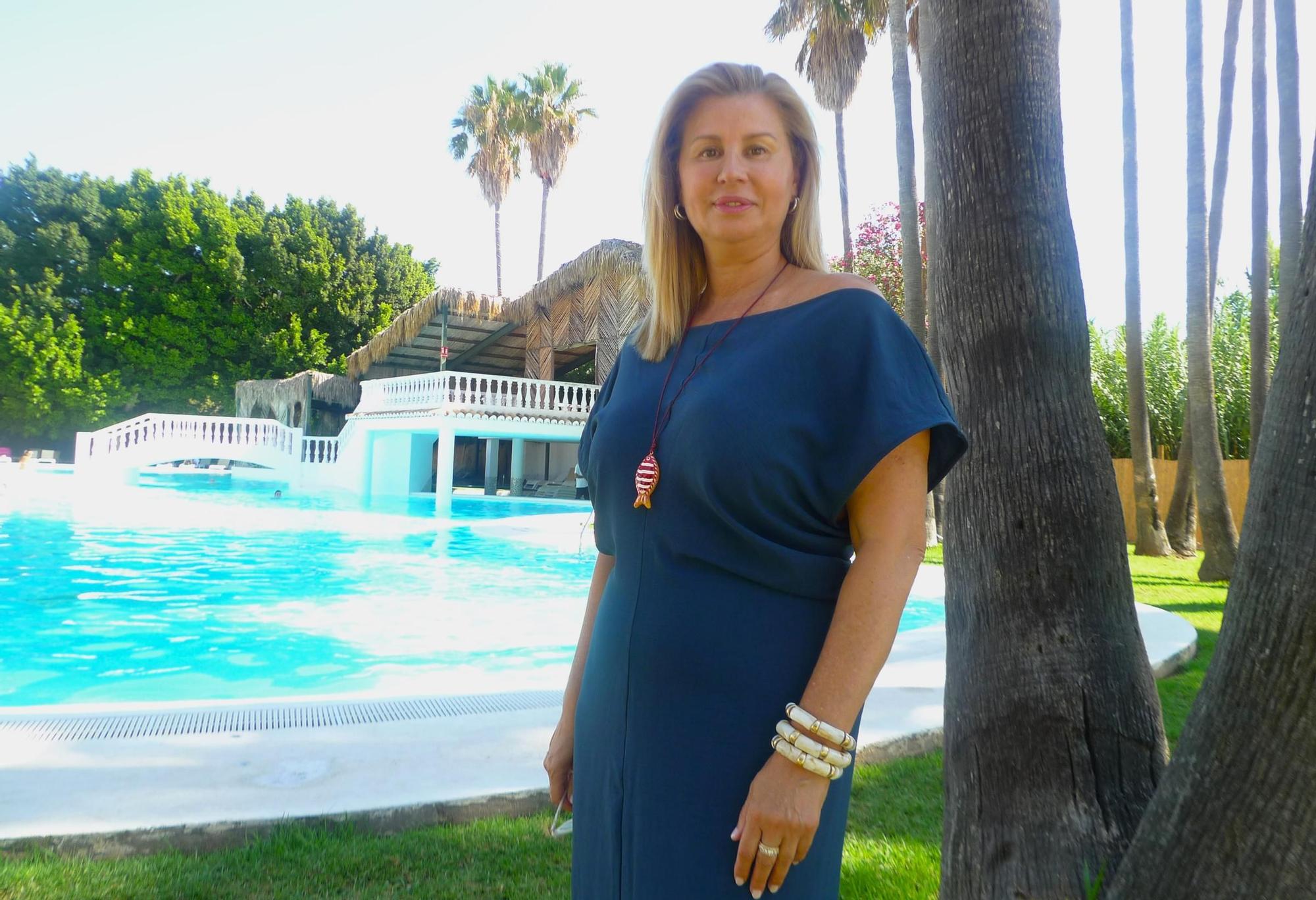 Aida Berenguer en la terraza del complejo TU&ME, uno de los establecimientos de la familia en la playa de Gandia.