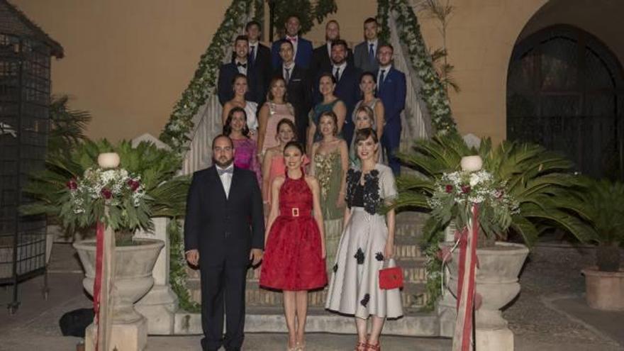 La corte de Sara Sanvíctor, junto al presidente, Telmo Gadea, y la alcaldesa, en el Palau Ducal.