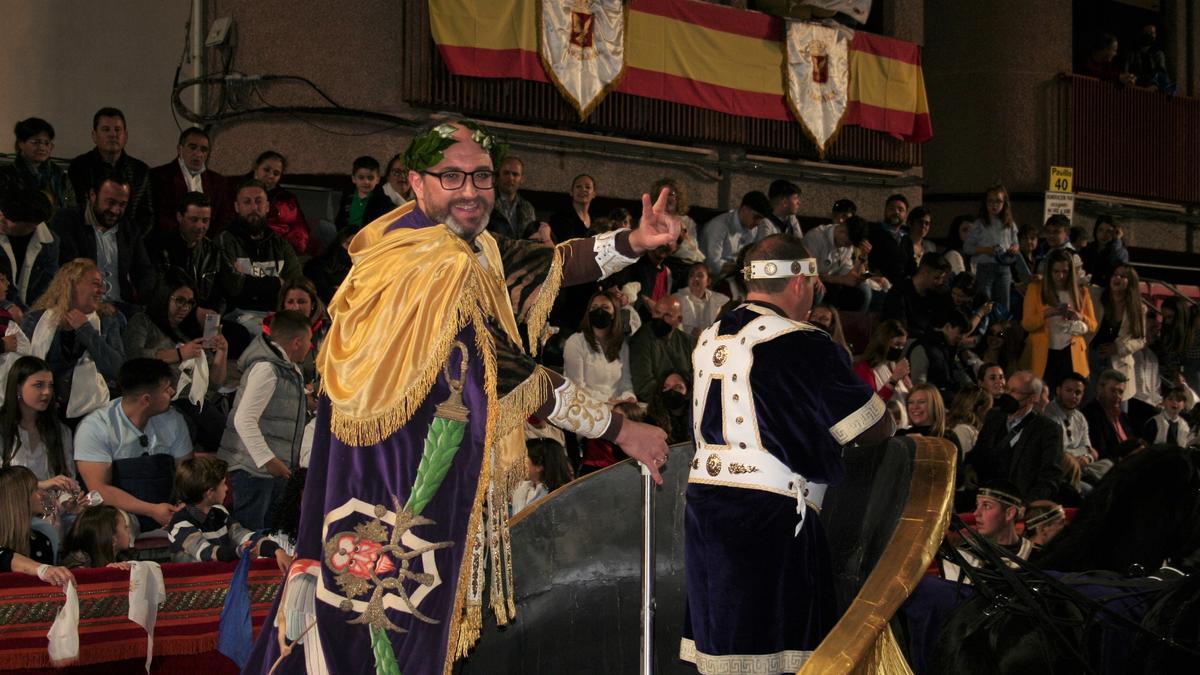 José María Campoy caracterizado del emperador Constantino en la cuadriga con la que desfilaba por la carrera principal en la Semana Santa del pasado año.