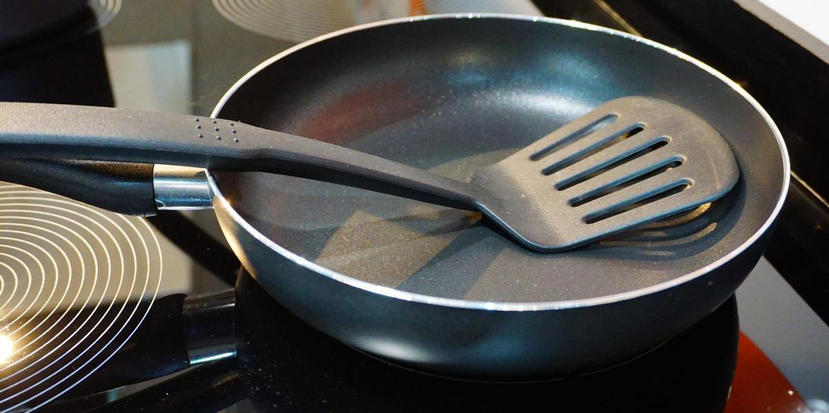 Sartenes y utensilios de cocina contienen PFAS