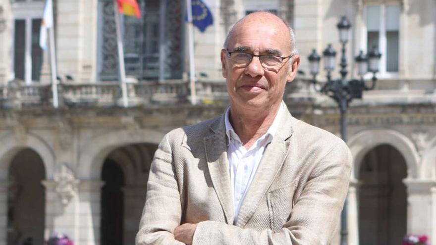 Francisco Jorquera, co Palacio Municipal de fondo. | Iago López
