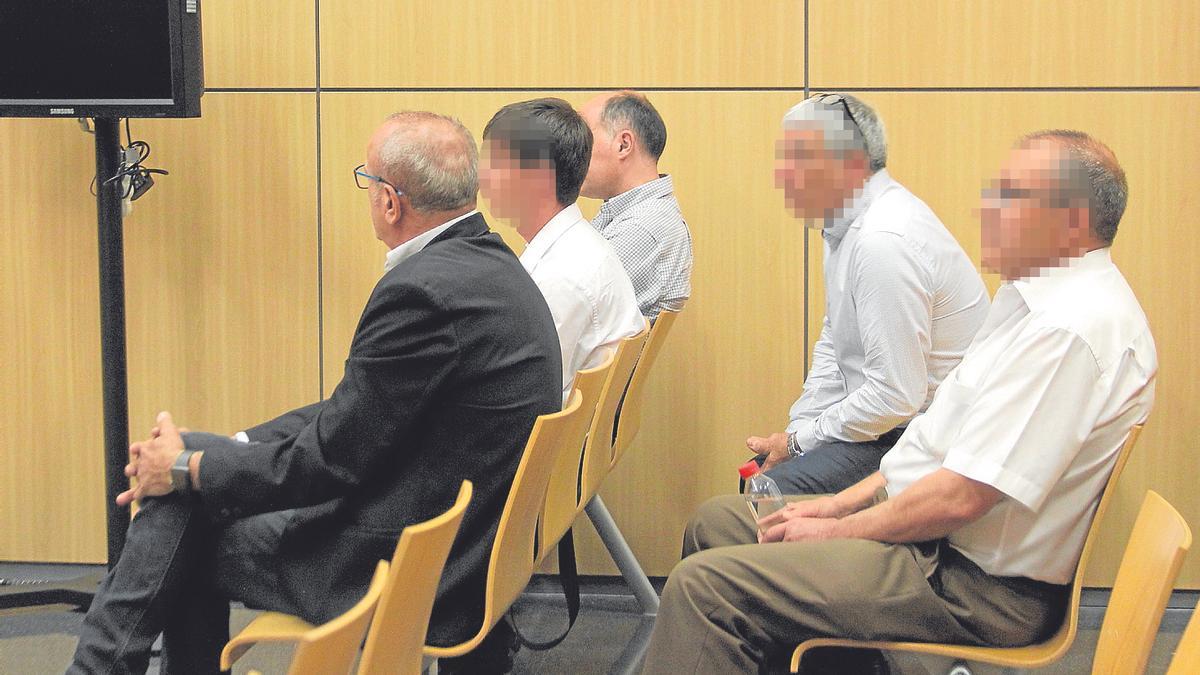 Crispín y los cuatro trabajadores de Actividades durante el juicio del que fueron absueltos.