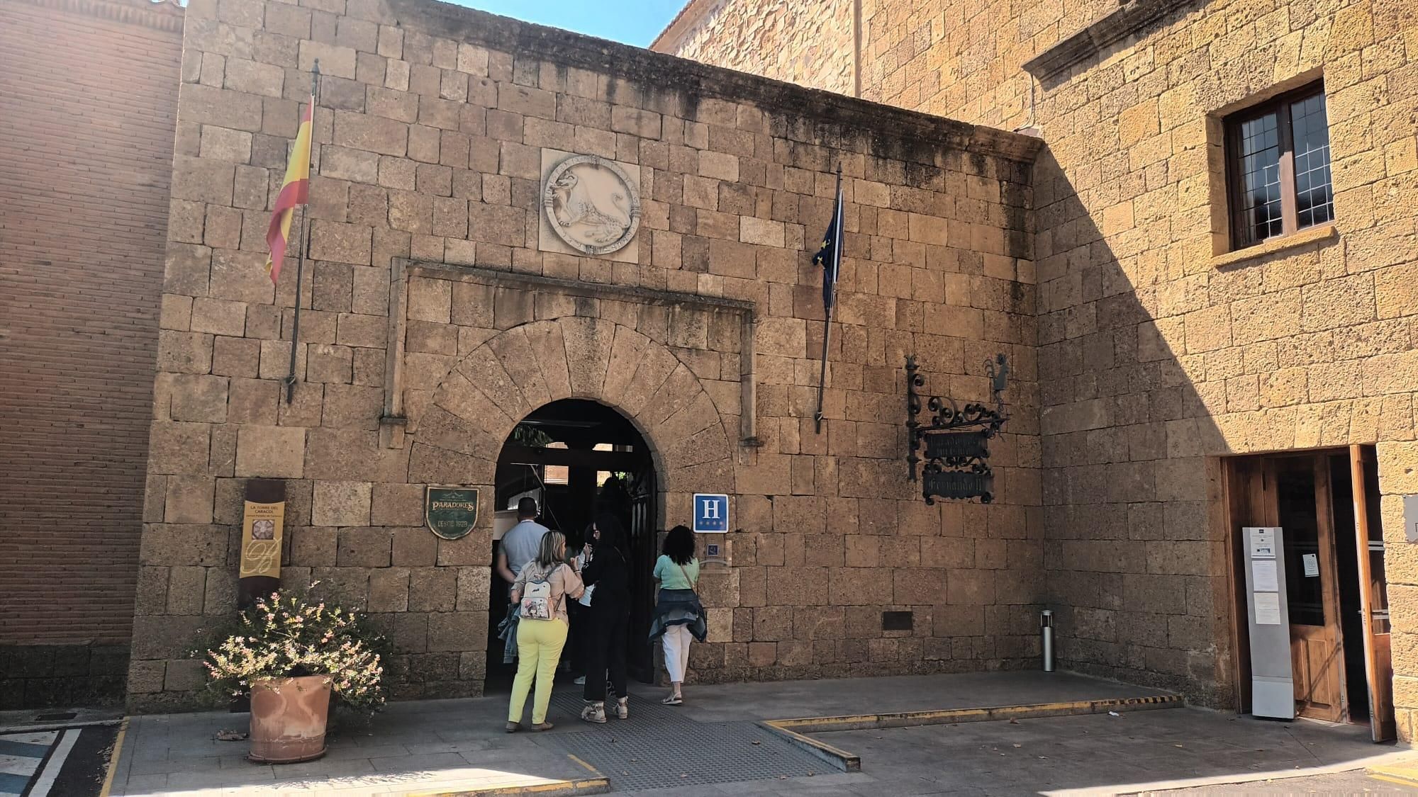Entrando al Parador Nacional de Turismo de Benavente.jpeg