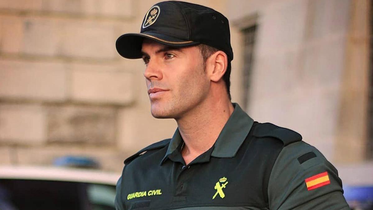 La Guardia Civil vuelve a calentar Twitter con la foto de uno de sus agentes