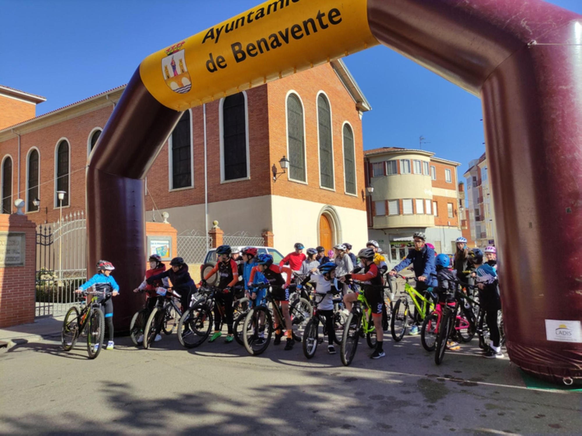 Así de bien lo pasan en la IV Marcha Cicloturista, del colegio San Vicente de Paúl de Benavente