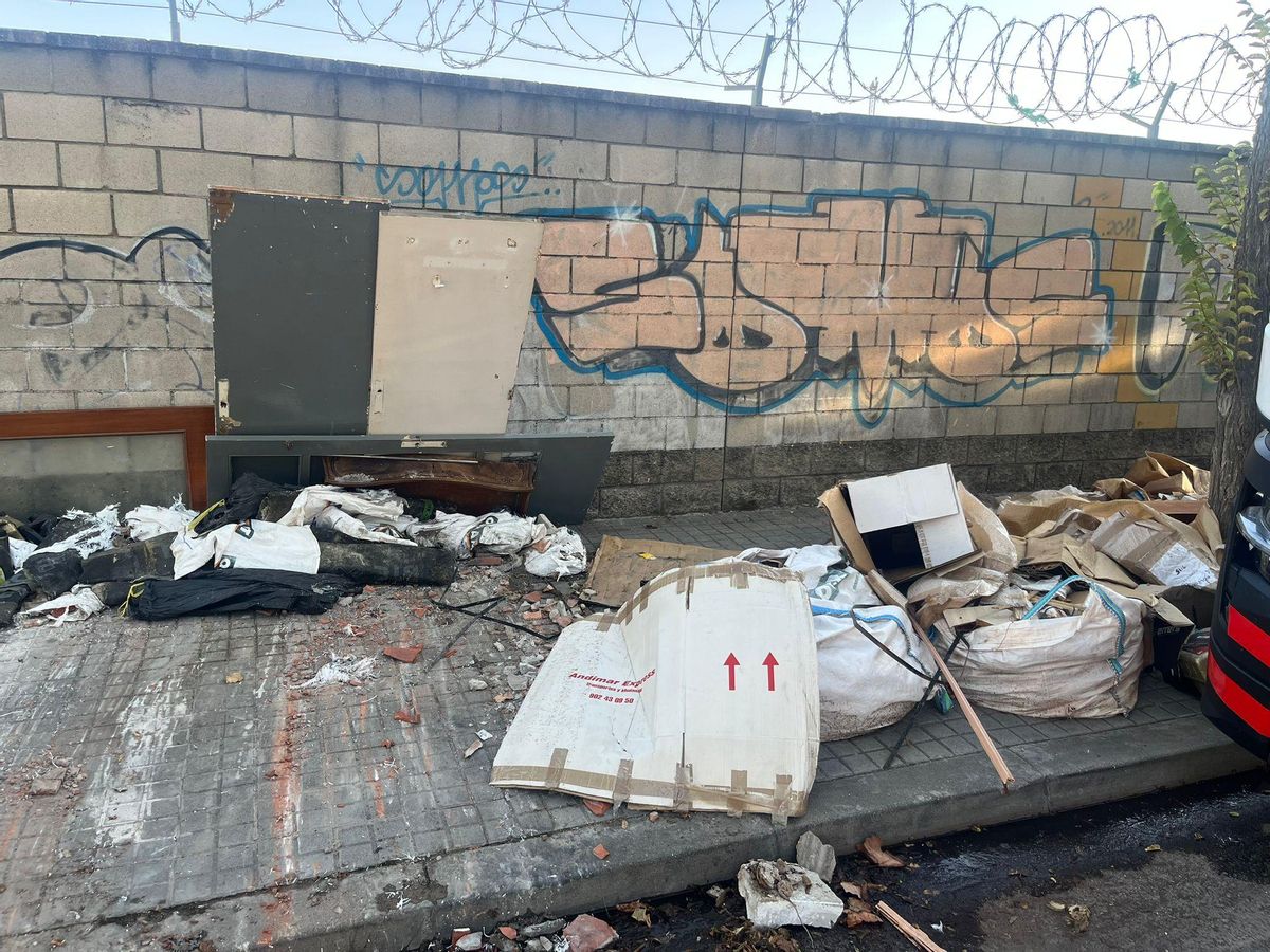 Restos de obra y otros residuos abandonados en plena C/Motors de L'Hospitalet.
