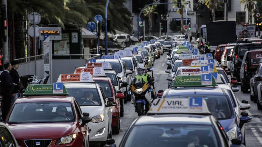 Protesta de las autoescuelas de la provincia de Alicante el año pasado