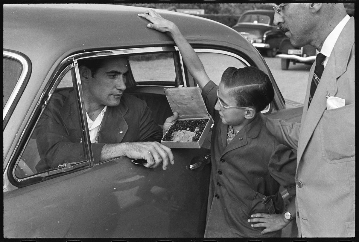Ramallets, prestigioso y popular meta azulgrana, atiende a un niño aficionado.