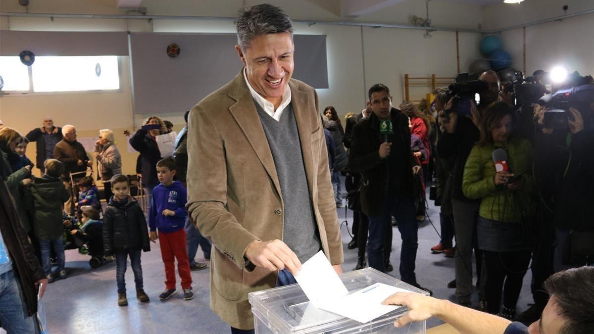 Xavier Garcia Albiol vota en el colegio Lola Anglada de Badalona.