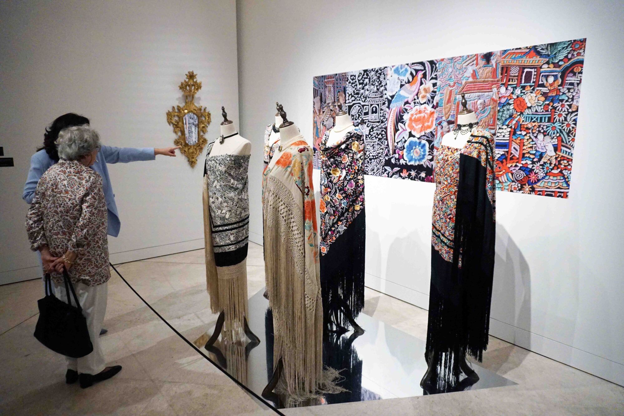 El delegado de Turismo, Cultura y Deporte, Carlos García, presenta la exposición 'El mantón de Manila. Colección Perraut en el Museo de Málaga', con la asistencia de la directora del Museo de Málaga, María Morente; Encarnación Perraut, dueña de la colección de mantones, y su hijo Jesús Burgos Perraut