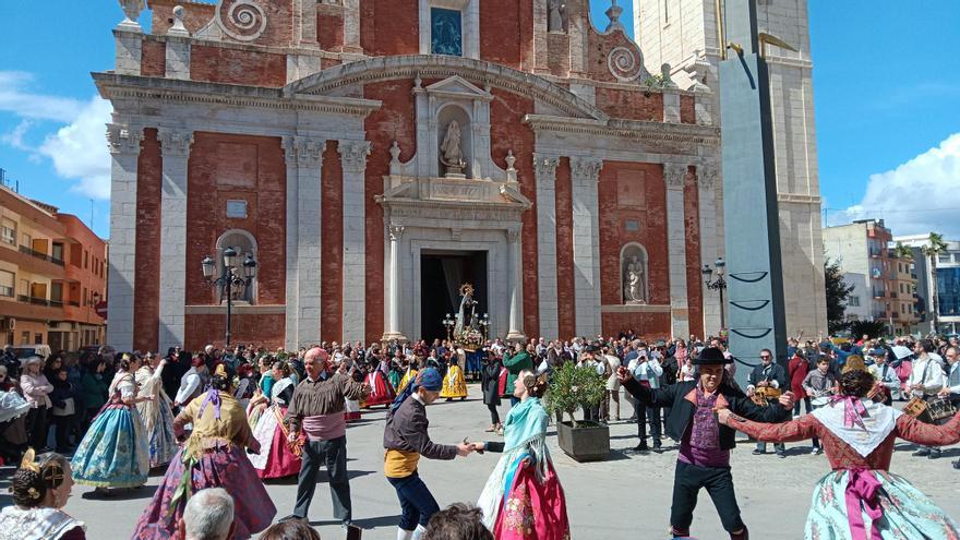 Las &quot;dansades&quot; de Turís dan paso a su semana fallera