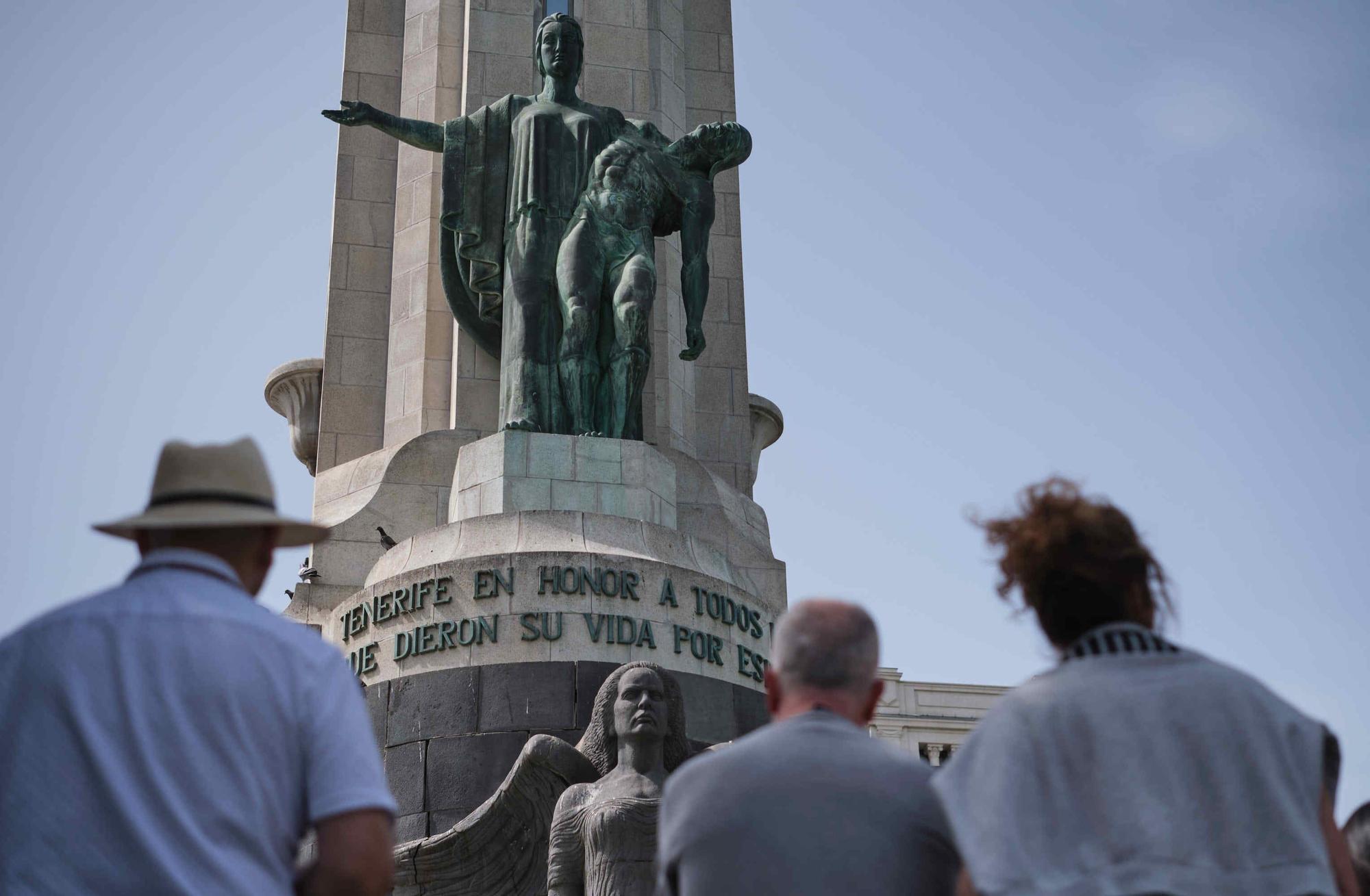 Visita al monumento de los Caídos, en la plaza de España