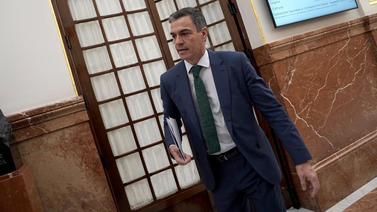 El presidente del Gobierno, Pedro Sánchez, abandona el Hemiciclo tras la sesión de control al Gobierno este miércoles en el Congreso.