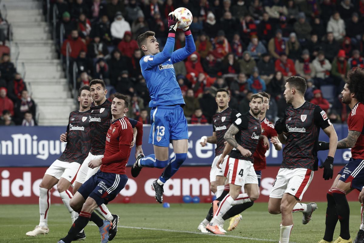 PAMPLONA, 01/03/2023.- El portero del Athletic, Julen Aguirrezabala (c), detiene un balón durante el partido de ida de las semifinales de la Copa del Rey que Osasuna y Athletic disputan este miércoles en el estadio de El Sadar, en Pamplona. EFE/Jesús Diges