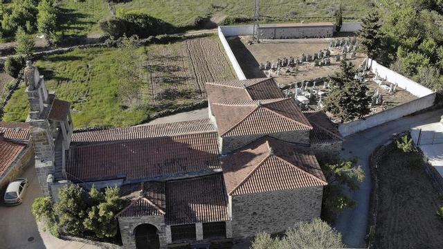 En la imagen, la iglesia y el cementerio en la localidad de Figueruela de Abajo. | CHANY SEBASTIÁN