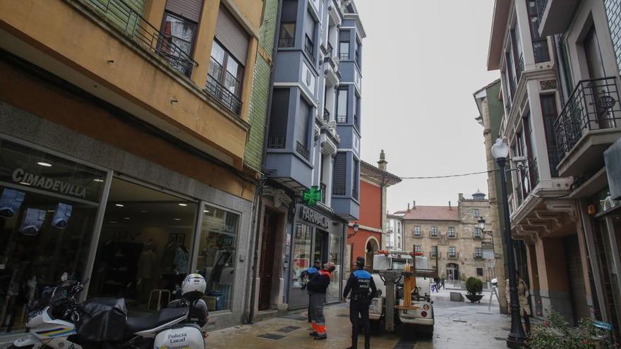 Retirada de cascotes en la calle La Fruta.