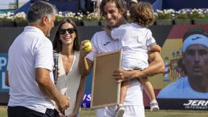 Toni Nadal bromea con Feli López, acompañado de su mujer y su hijo en la imagen, en su despedida oficial del tenis en Mallorca