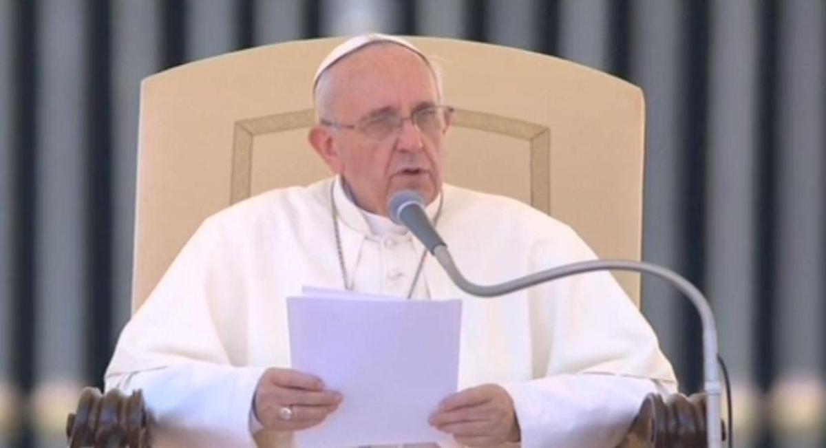 Imatges del papa Francesc en una audiència a la plaça de Sant Pere del Vaticà, on fa una crida mundial contra la guerra a Síria i condemna la possibilitat d’una intervenció militar al país.