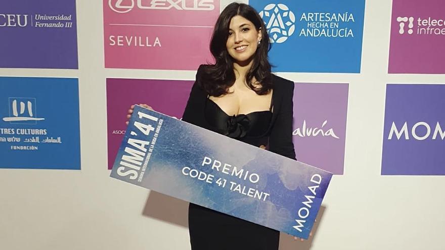 Neus Guiilén posa con su premio en la Semana Internacional de la Moda de Andalucía.