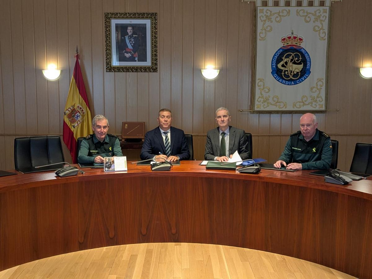 Moisés González, vicepresidente y general de brigada, Ricardo Fernández (director de Responsabilidad Social Corporativa de UNIVERSAE). Ángel Alonso (presidente de la asociación y general de división) y el coronel Fernando Moure