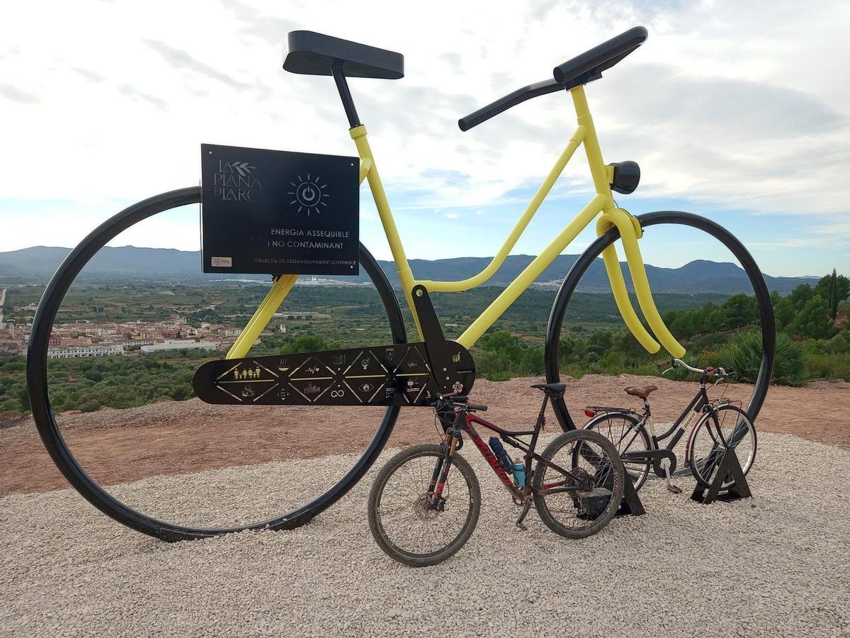 Una bicicleta gigante en la Escola del Caragol es la última novedad del Museo al Aire Libre de la Plana de l’Arc, sumándose a la silla y el arco gigantes instalados en los últimos años.