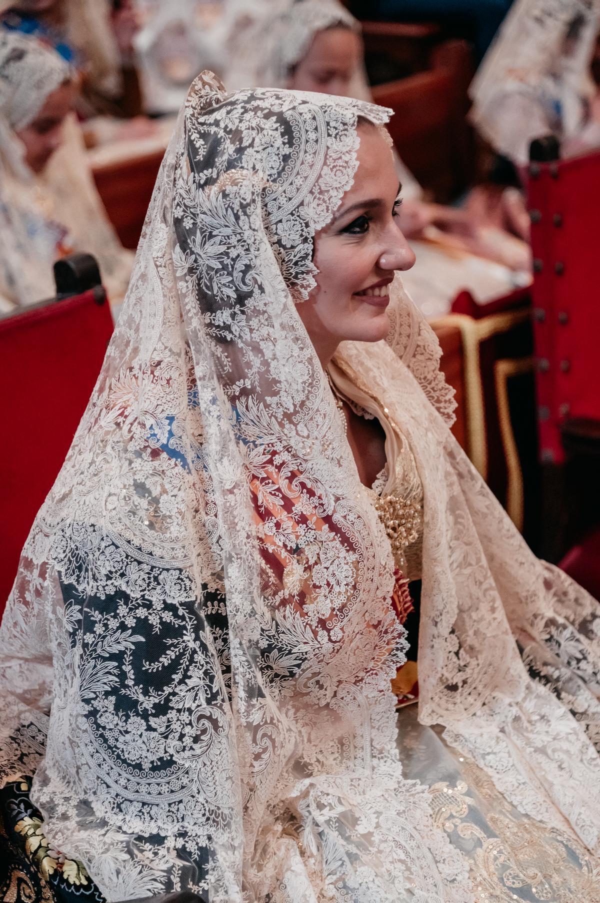 Laura Mengó con su mantilla de media luna en color ivoire de Santos Textil.