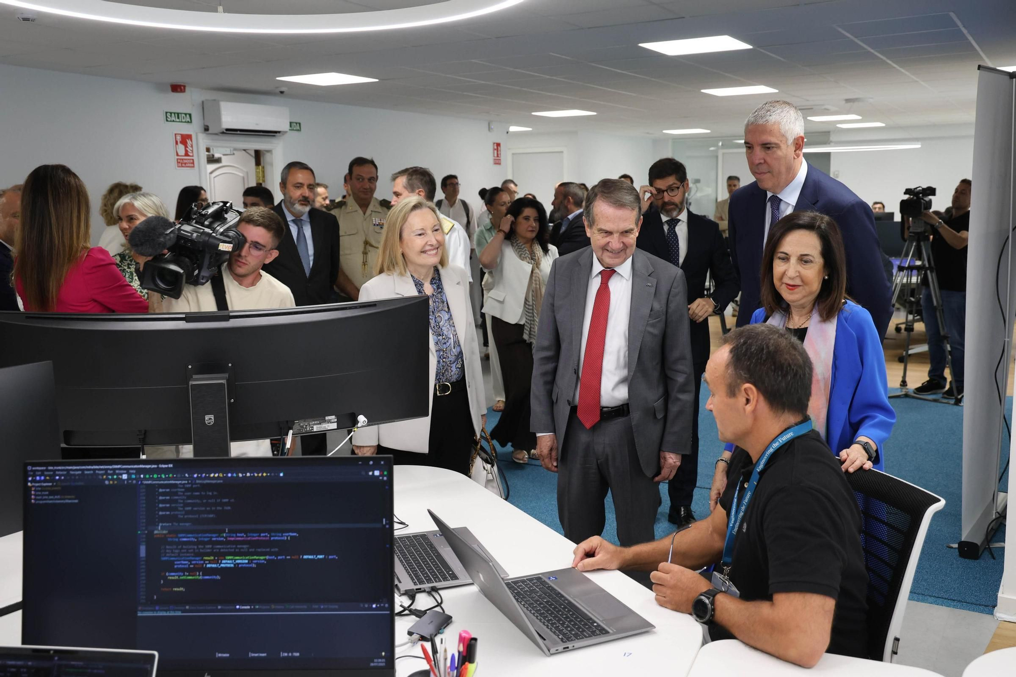 La ministra de Defensa, Margarita Robles, visita la sede de Indra en Vigo