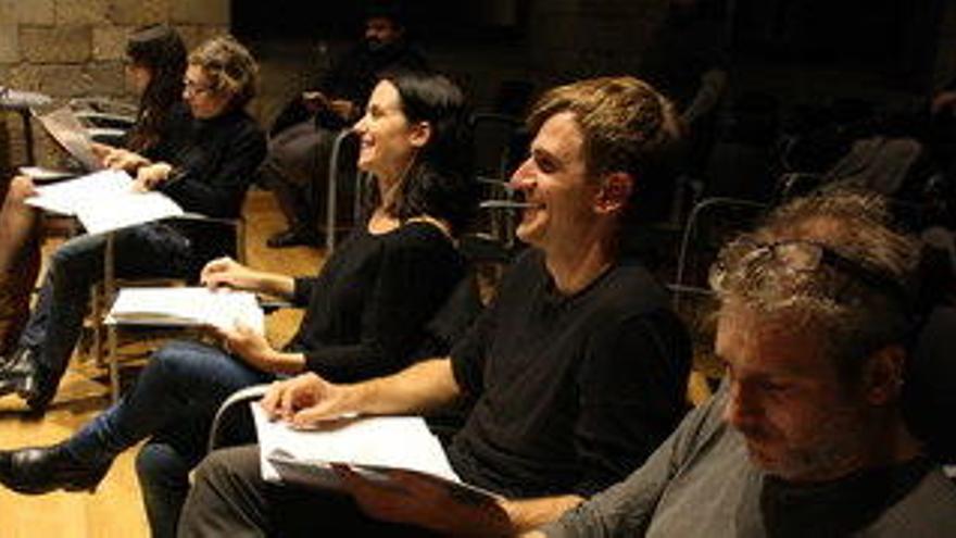 Els actors encarregats de representar les obres llegeixen el text abans de sortir