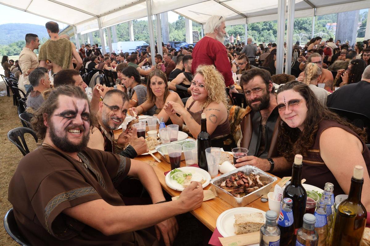 Asistentes al Xantar Vikingo celebrado en las Torres de Oeste de Catoira, donde mañana se celebra el Desembarco de la Romería Vikinga.