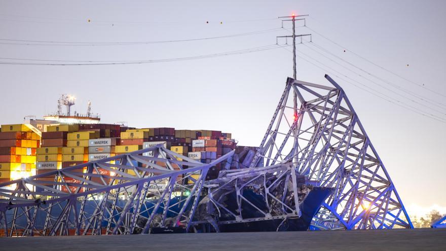 Un carguero choca contra un puente en Baltimore, lo derrumba y caen varios coches al río