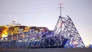 Un barco choca contra un puente en Baltimore y lo derrumba: hay seis desaparecidos