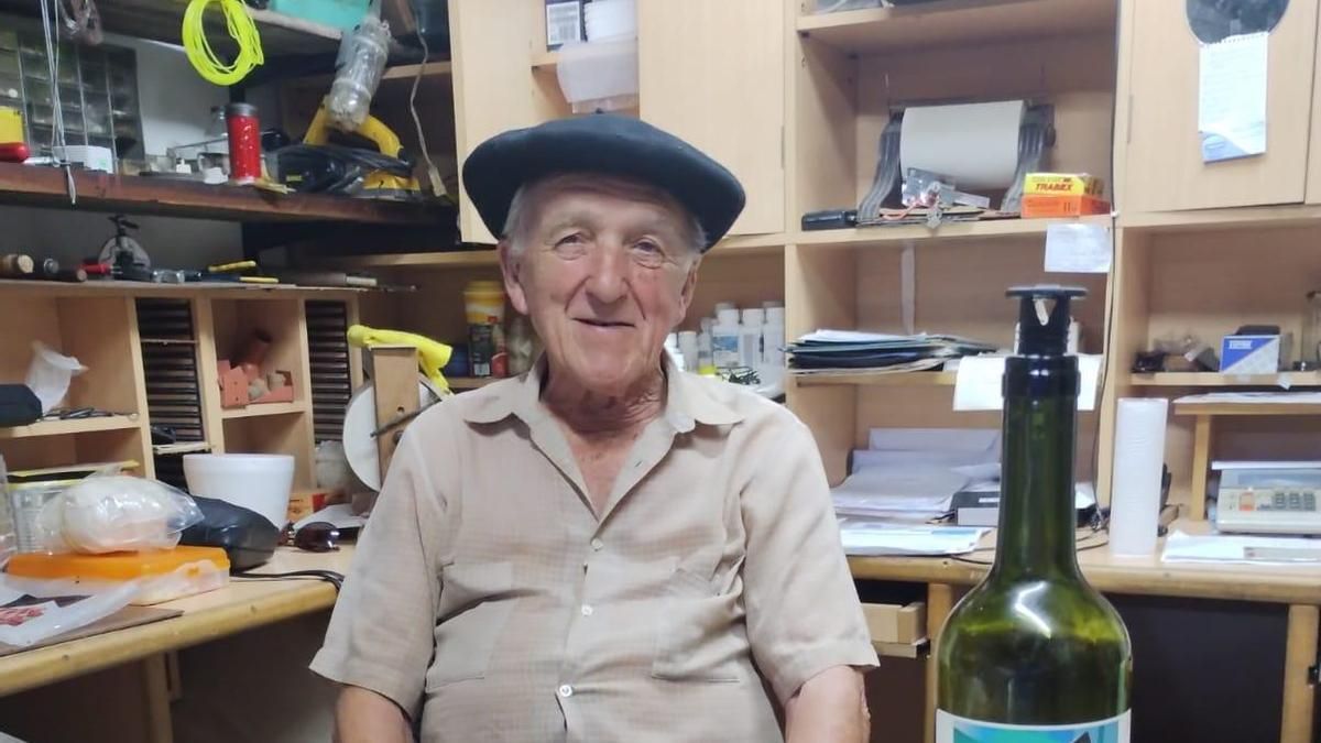 José Naredo, con una botella de sidra, una tortilla de patata y embutidos, en Argentina