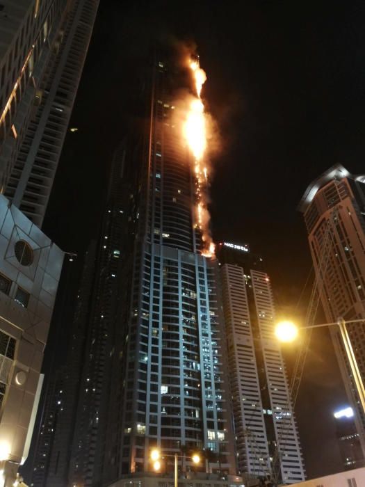 Llamas en la 'Torre de la antorcha', un edificio residencial situado en el distrito de Marina, Dubai