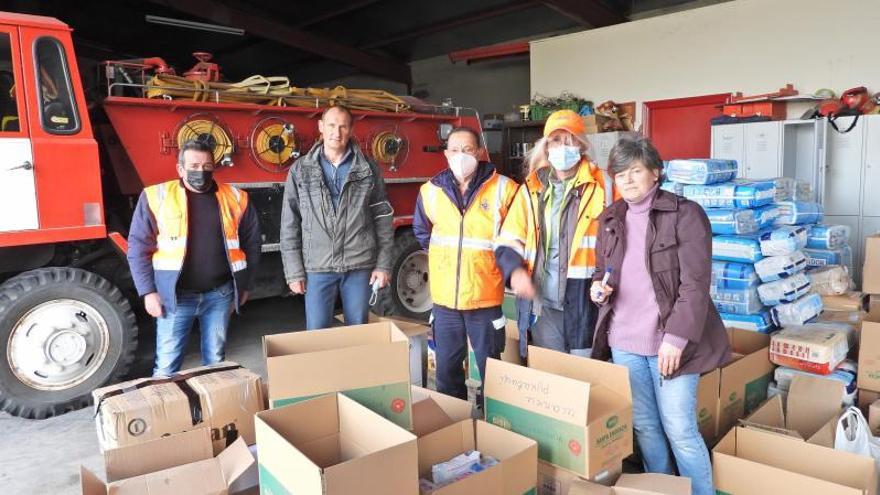 Voluntarios de Protección Civil con Yuriy y su mujer. 