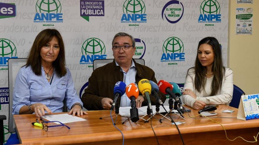 La prohibición del móvil en las aulas reduce a la mitad los casos de ciberacoso a docentes en la Región