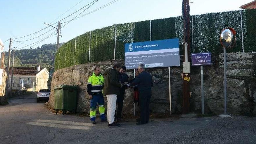 Instalación del cartel de obras de Herbello. // G.Núñez